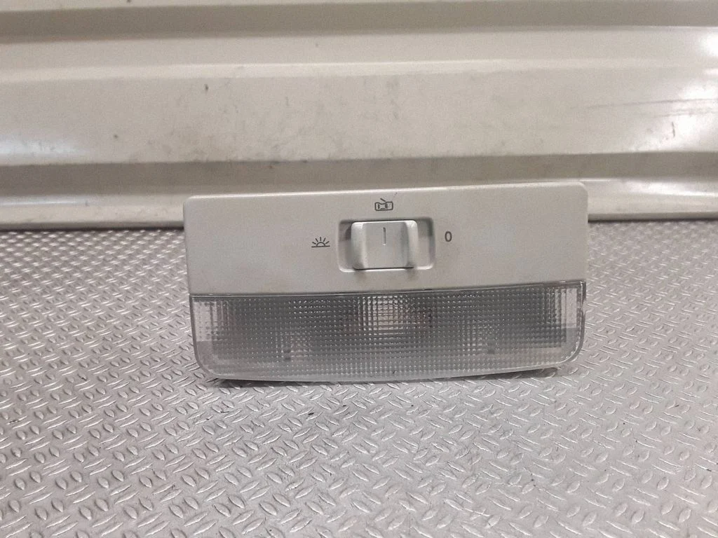 Priekšējo sēdvietu apgaismojuma lukturis 009947105F