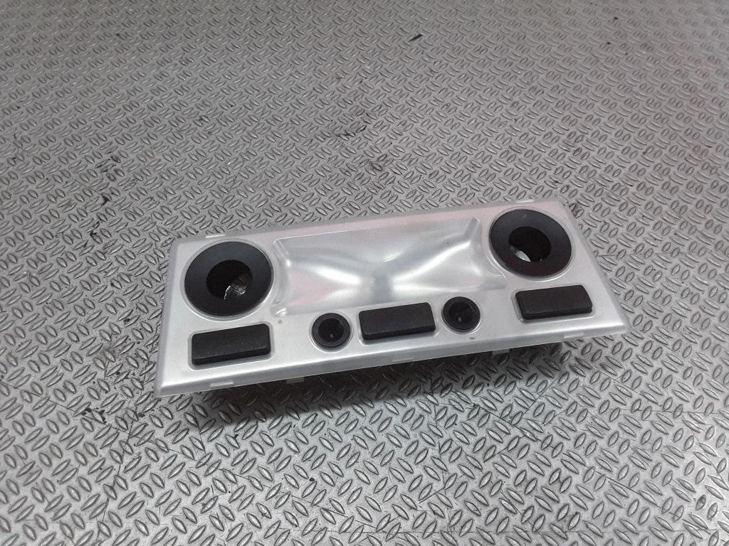 Esiistmete valgustustuli – BMW 5-seeria E60 E61 (2004-2010)