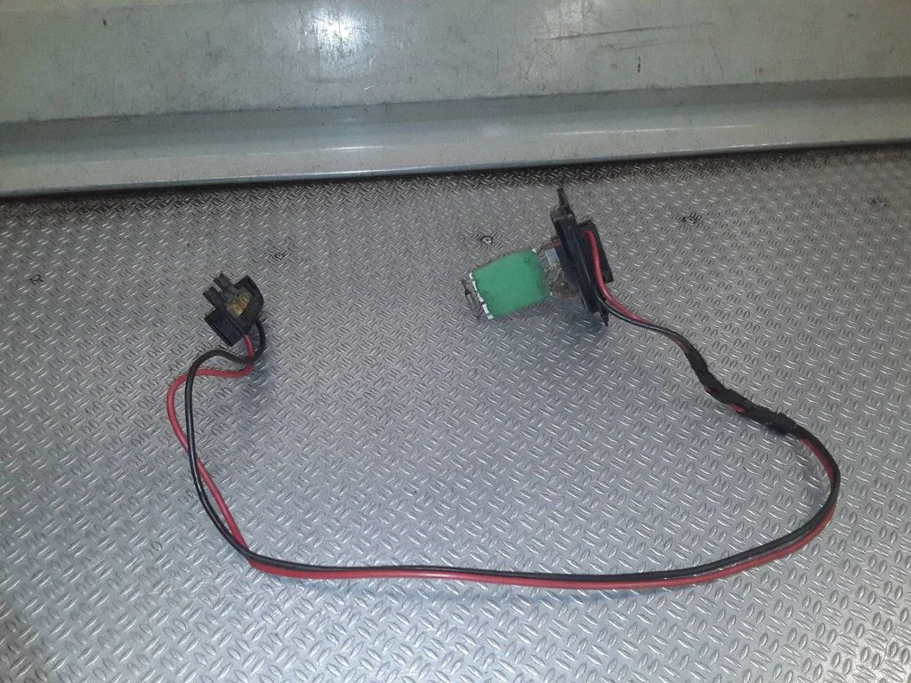 Krāsniņas ventilatora rezistors (reostats) – Renault Twingo II (2007-2014)