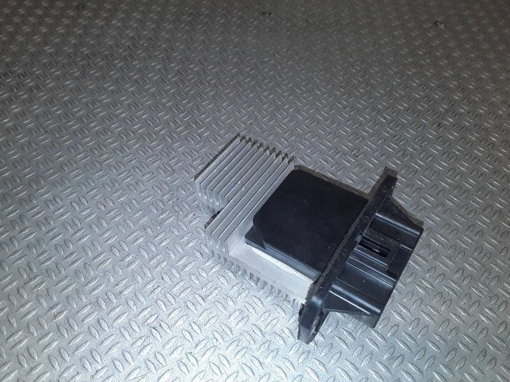 Heater blower motor/fan resistor – Toyota Previa (XR30, XR40) II (2000-2006)