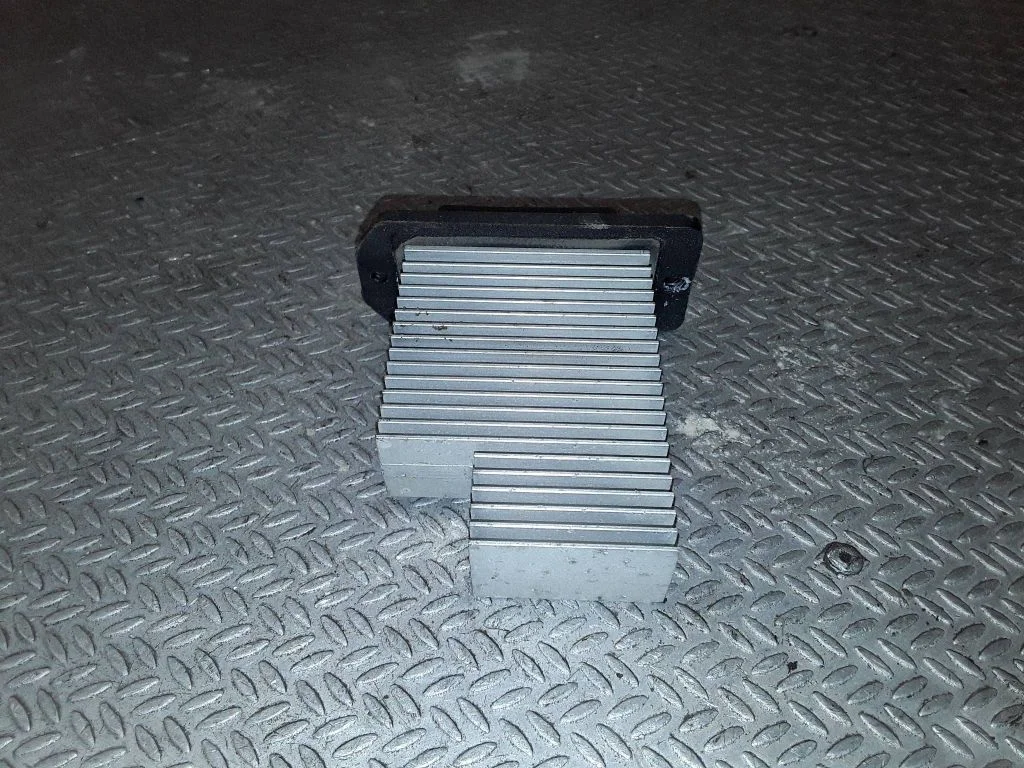 Heater blower motor/fan resistor – Toyota Previa (XR30, XR40) II (2000-2006)