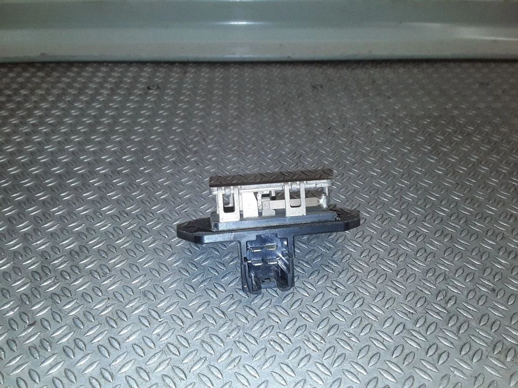 Heater blower motor/fan resistor 11D312