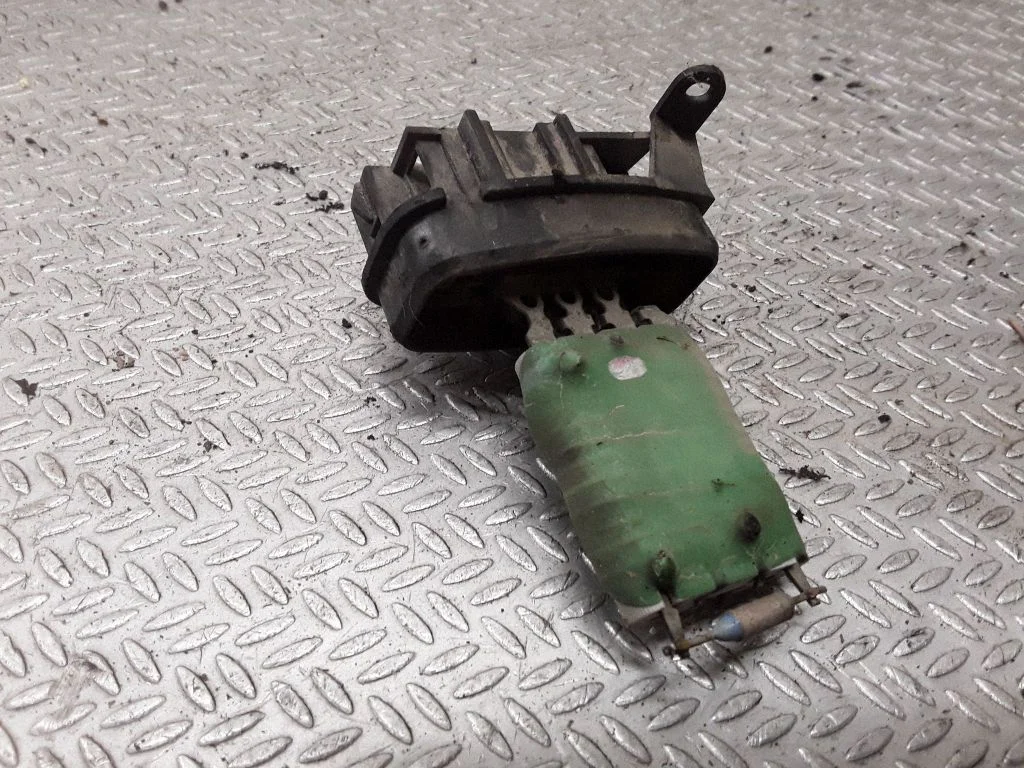 Heater blower motor/fan resistor – Volkswagen Jetta III (1992-1999)