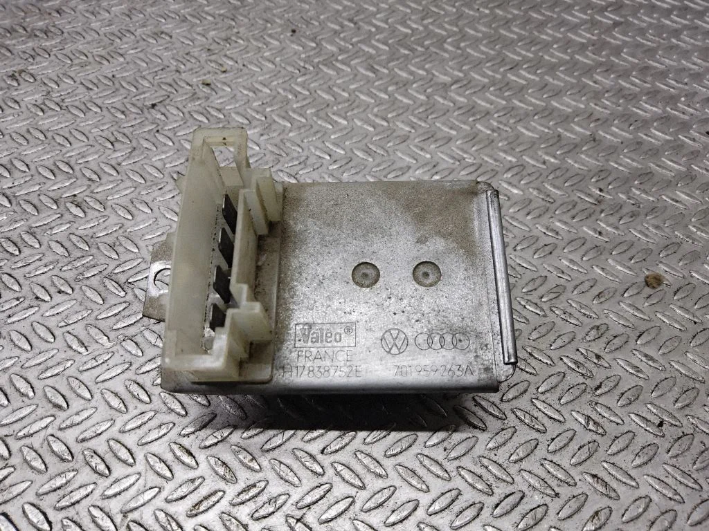 Heater blower motor/fan resistor – Volkswagen Transporter - Caravelle T4 (1991-2003)