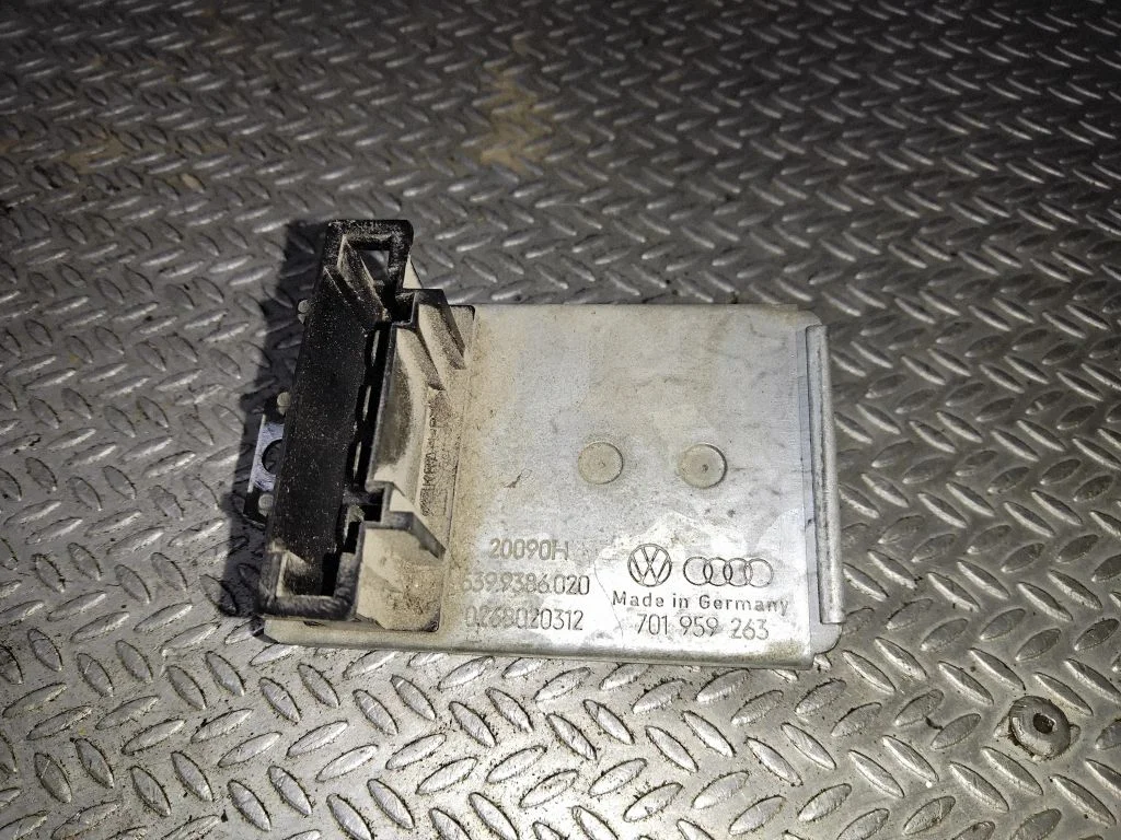Heater blower motor/fan resistor 701959263