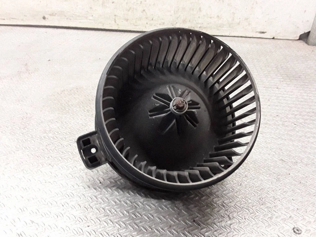 Krāsniņas ventilators/pūtējs – KIA Rio (2001-2005)