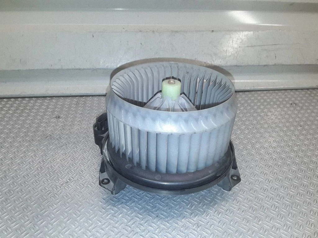 Krāsniņas ventilators/pūtējs – Toyota Yaris (2006-2011)