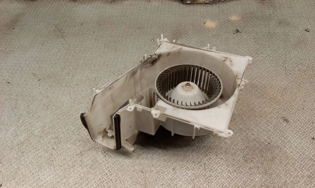 Krāsniņas ventilators/pūtējs – Nissan X-Trail T30 (2001-2007)