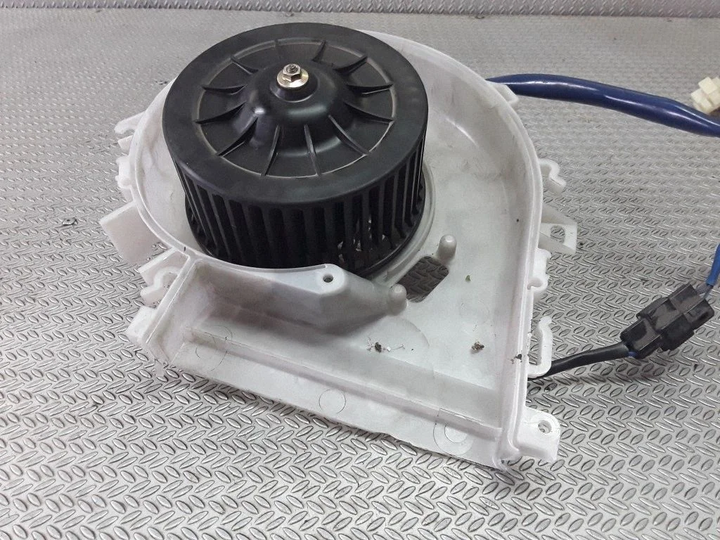 Heater fan/blower – Toyota Land Cruiser (J100) (1998-2007)