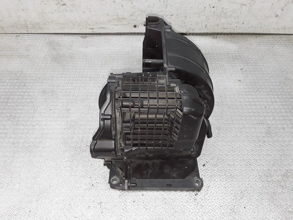 Salona klimata mezgla plastmasas korpuss – Audi A6 Allroad C5 (1999-2005)