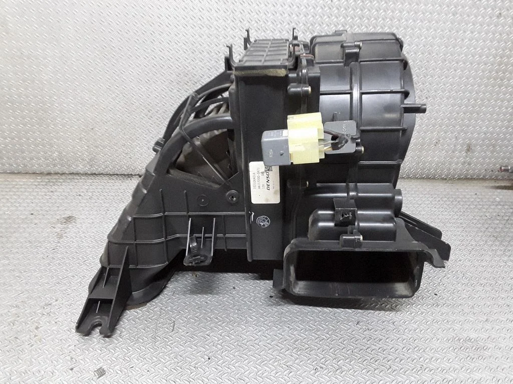 Salongi kütte- ja kliimaploki plastkorpus 72210XA01A – Subaru B9 Tribeca (2006-2007)