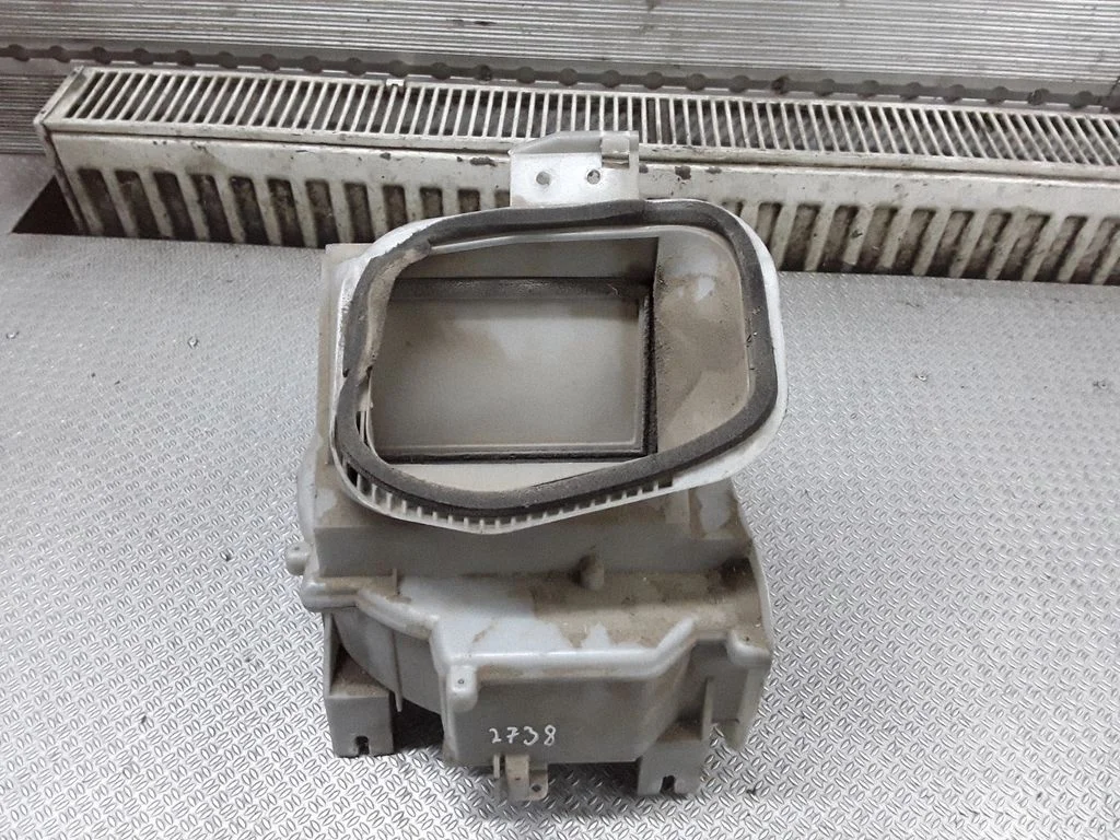 Salona klimata mezgla plastmasas korpuss – Nissan Navara D22 (1997-2004)