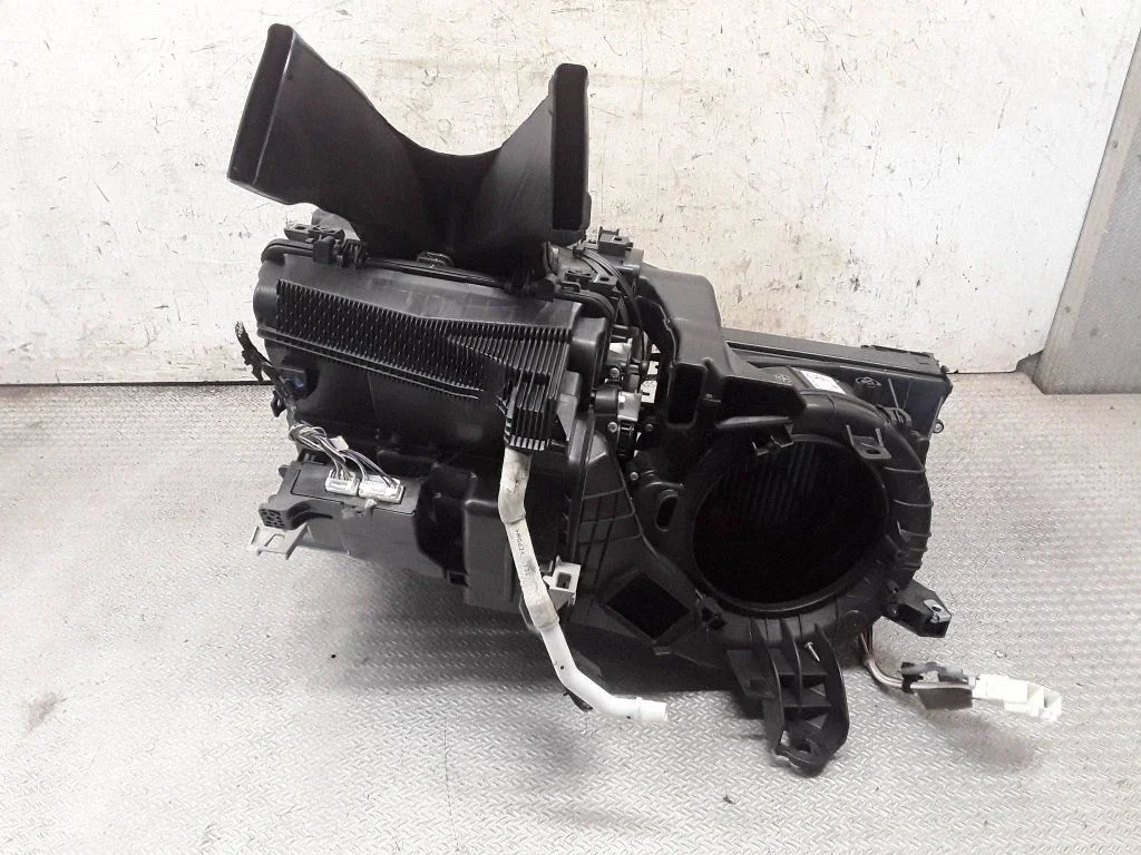 Salona klimata mezgla komplekts 8701002C41 – Toyota Verso (2009-2018)