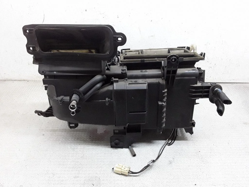 Salona klimata mezgla komplekts – Toyota Avensis T250 (2006-2009)