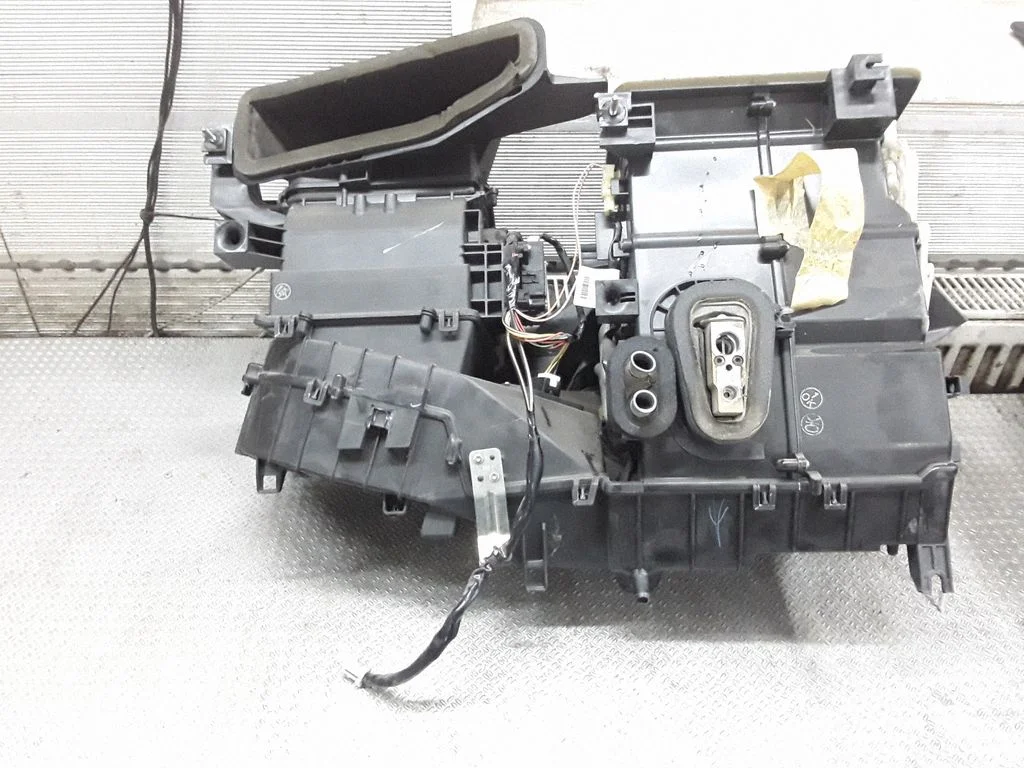 Salongi kütte- ja kliimaploki komplekt 7410062JE0 – Suzuki Swift I (2004-2010)