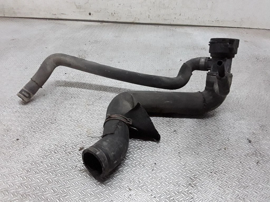 Engine coolant pipe/hose