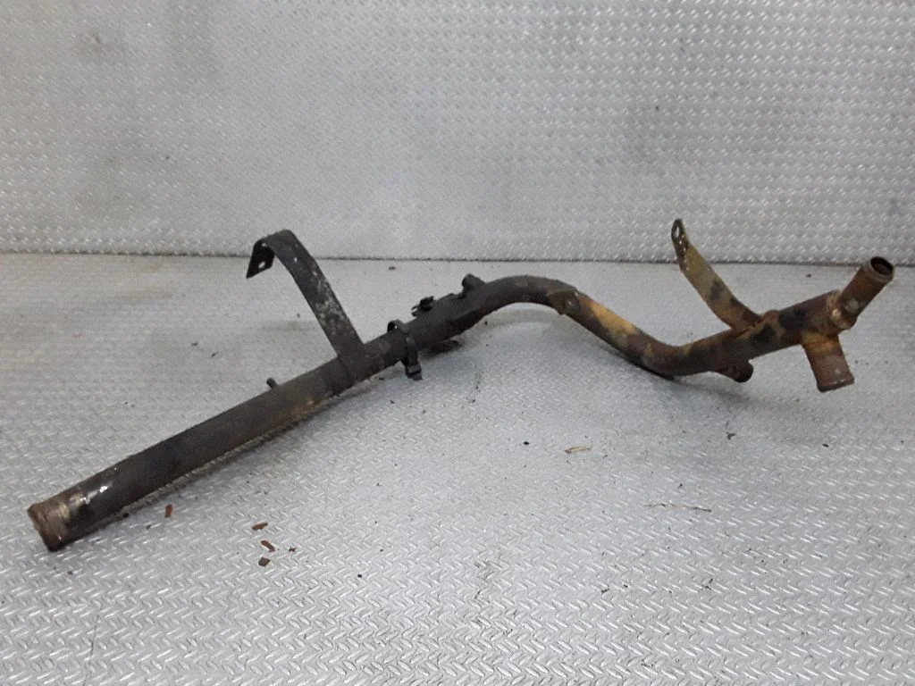 Engine coolant pipe/hose