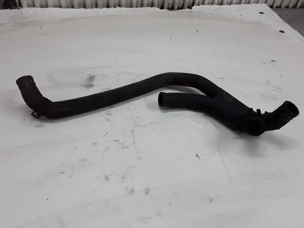 Engine coolant pipe/hose