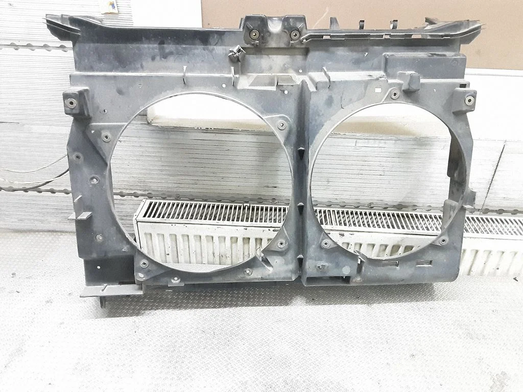Radiator cooling fan shroud