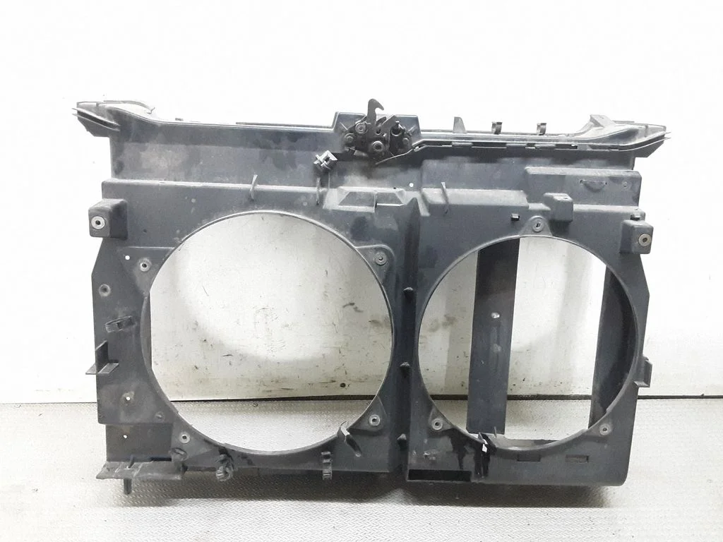 Radiator cooling fan shroud