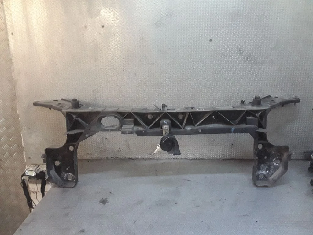 Radiaatori tugipaneel – Renault Clio III (2005-2012)