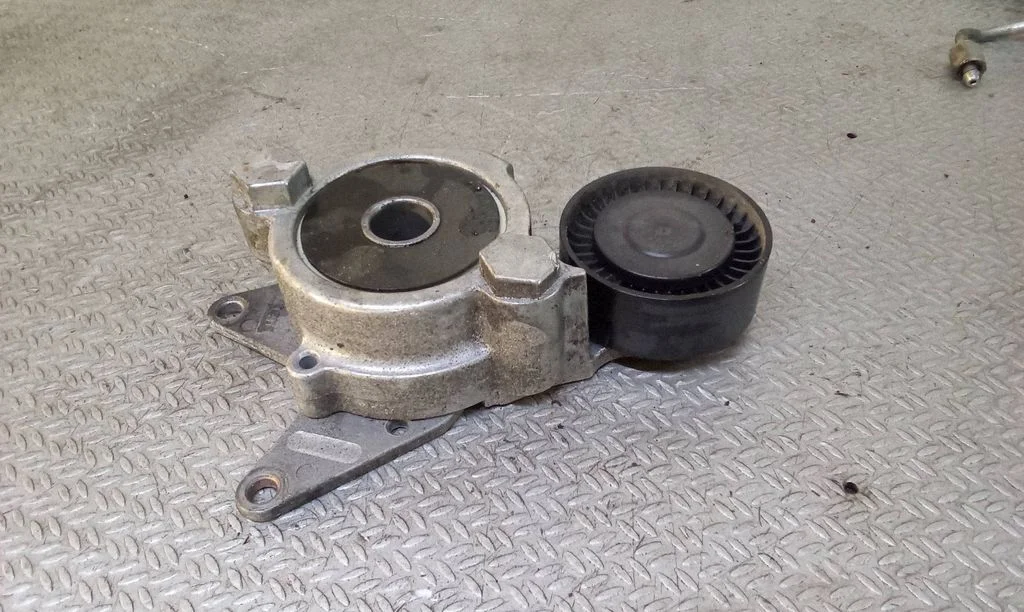 Generator/alternator belt tensioner – Toyota Verso (2009-2018)