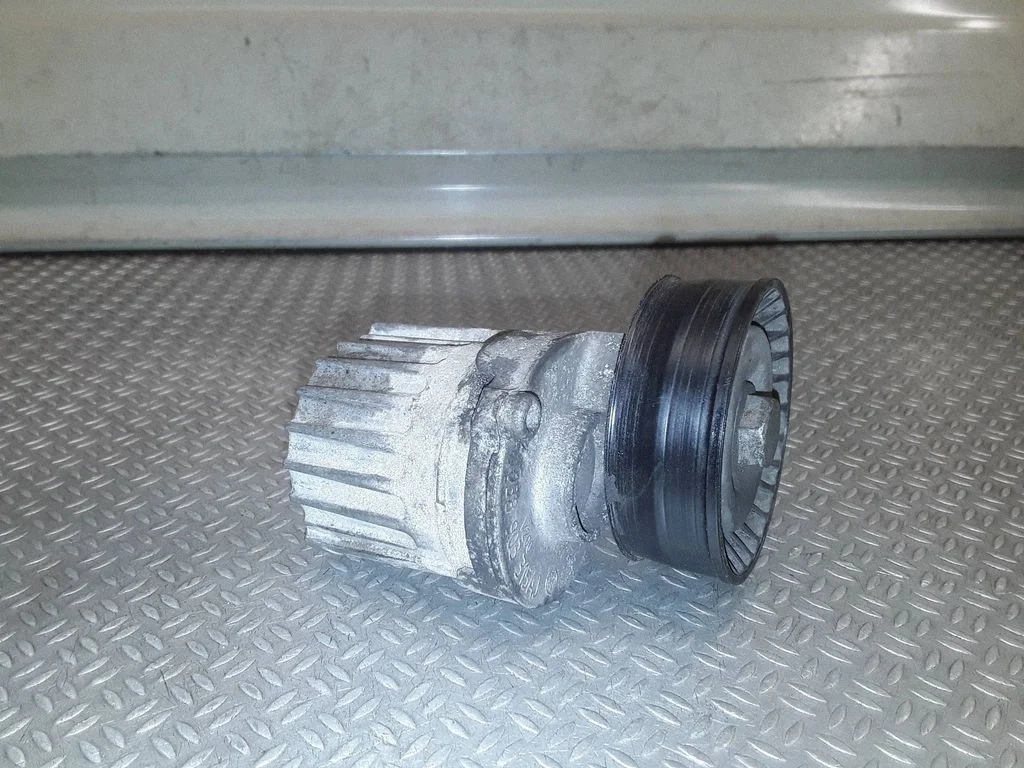 Generator/alternator belt tensioner – Skoda Roomster (5J) (2006-2015)