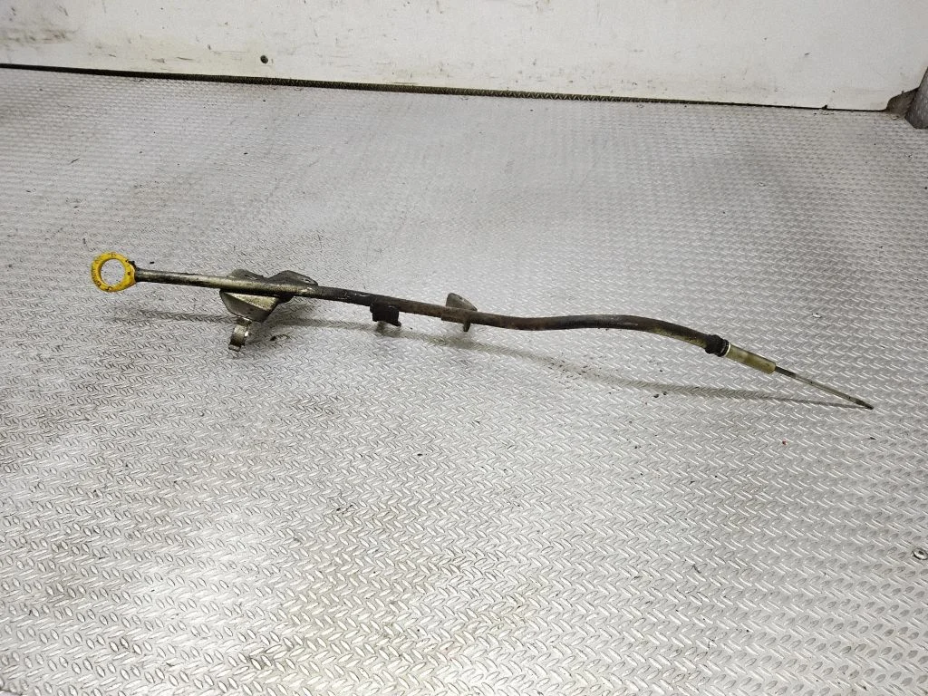 Oil level dip stick – Toyota Avensis T250 (2003-2006)