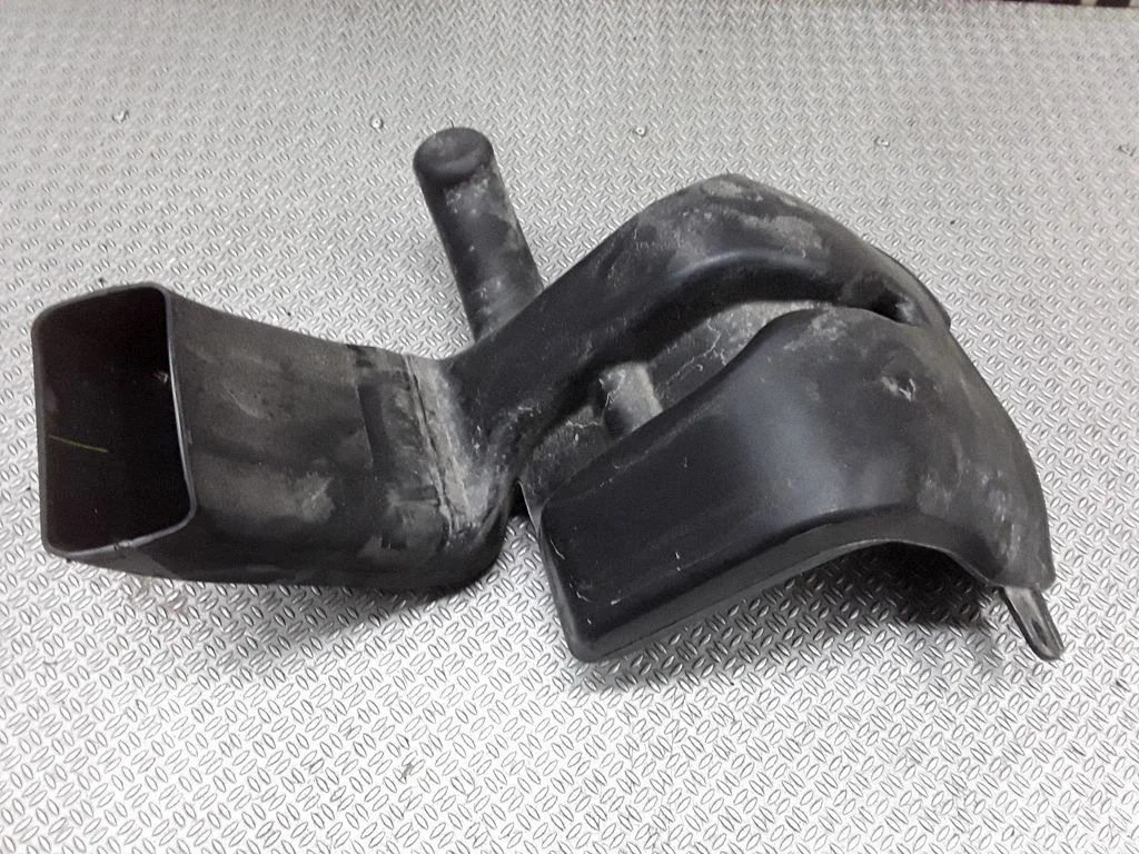 Air intake duct part – Chrysler Sebring (ST-22 - JR) (2000-2007)