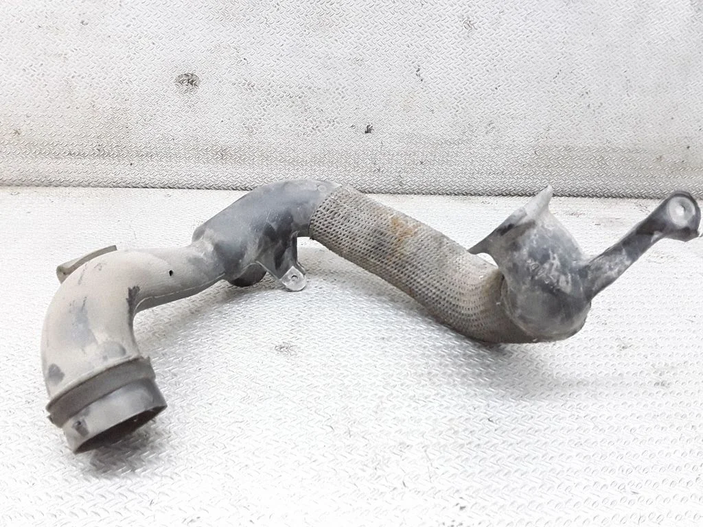 Air intake duct part – Pontiac Vibe (2003-2008)