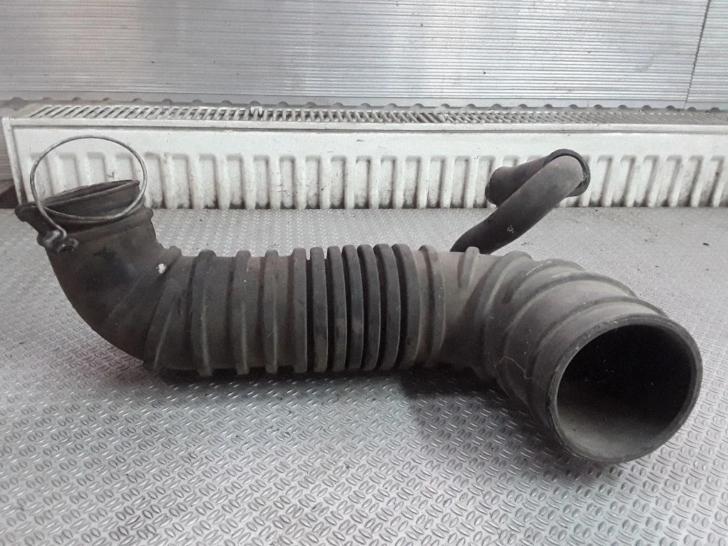 Turbo air intake inlet pipe/hose – Mitsubishi Pajero Sport I (1996-2008)