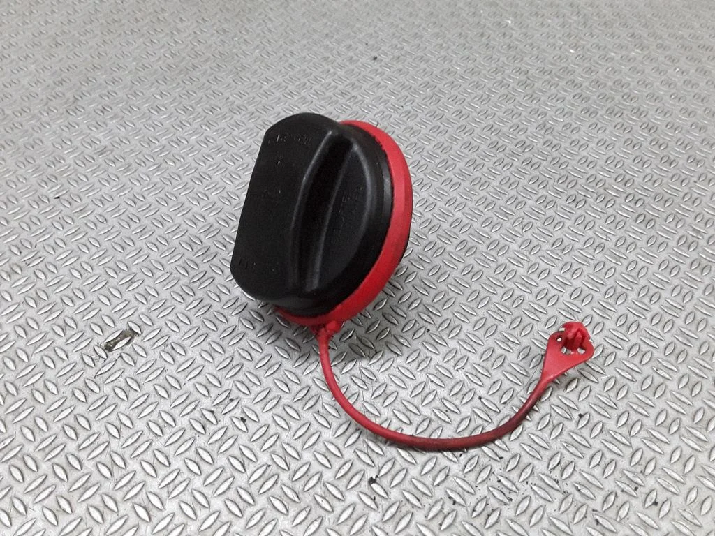 Kütusepaagi keeratav kork – Opel Corsa D (2006-2014)