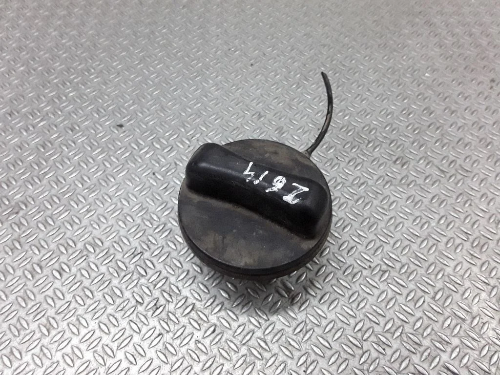 Degvielas tvertnes uzskrūvējamais vāciņš – Nissan Micra (2008-2010)