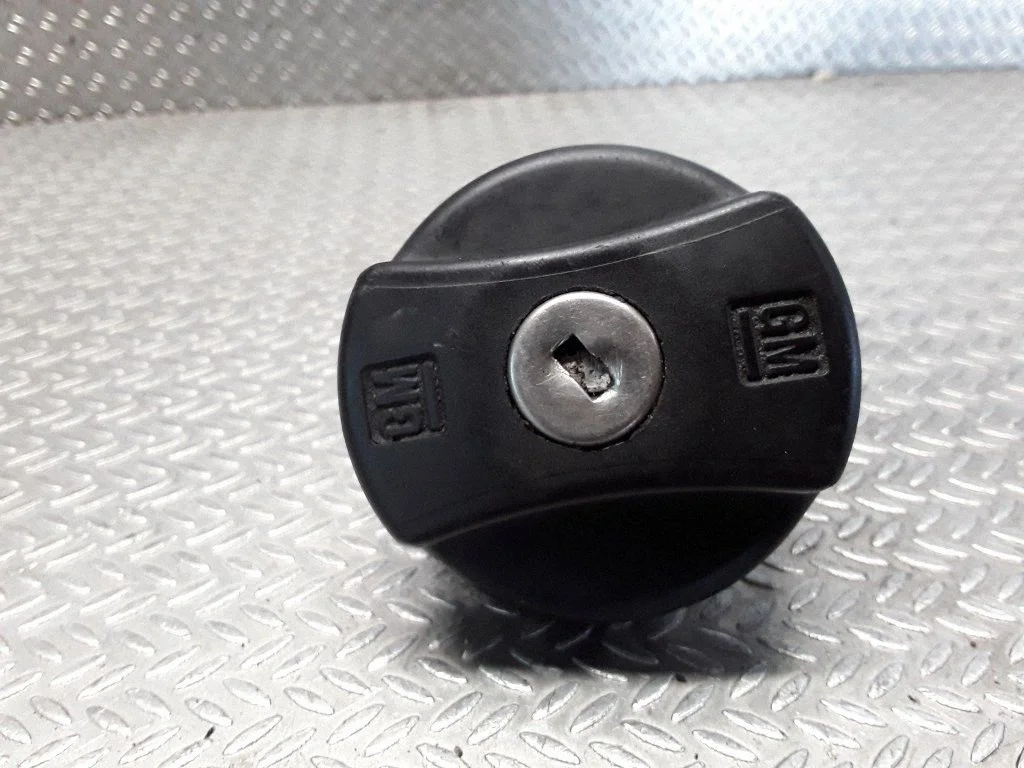 Degvielas tvertnes uzskrūvējamais vāciņš – Opel Combo C (2001-2011)