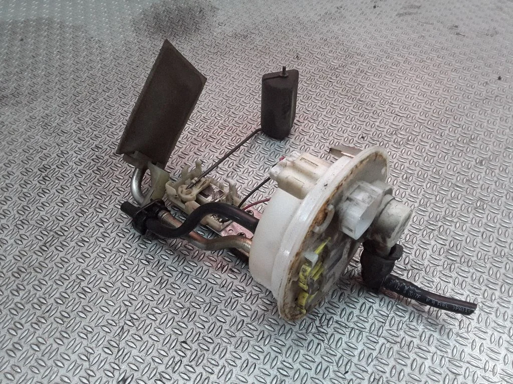Fuel level sensor – Toyota Matrix (E130) (2001-2008)