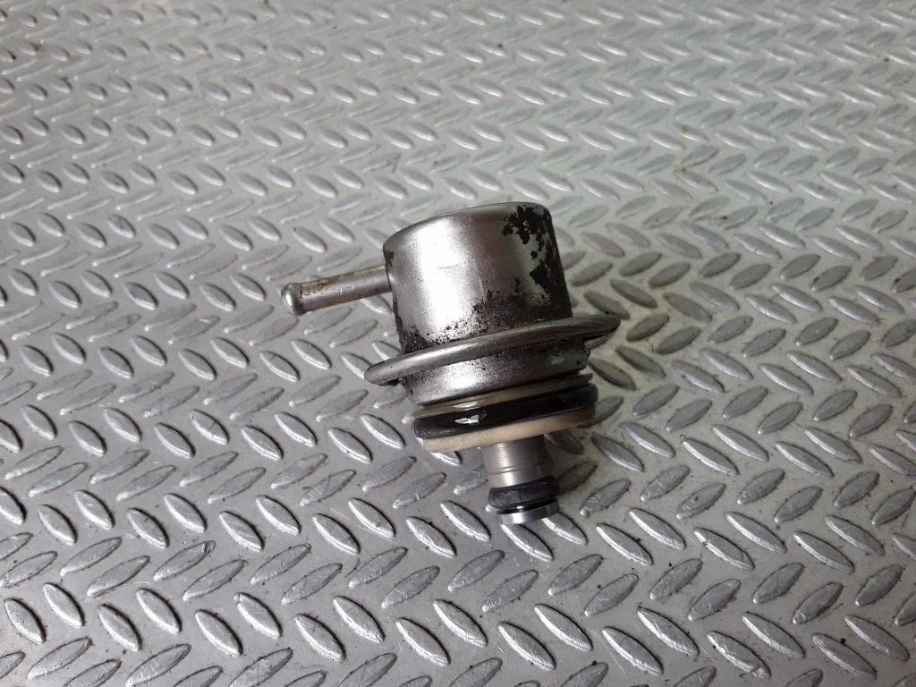 Fuel pressure regulator – Renault Espace III (1997-2003)