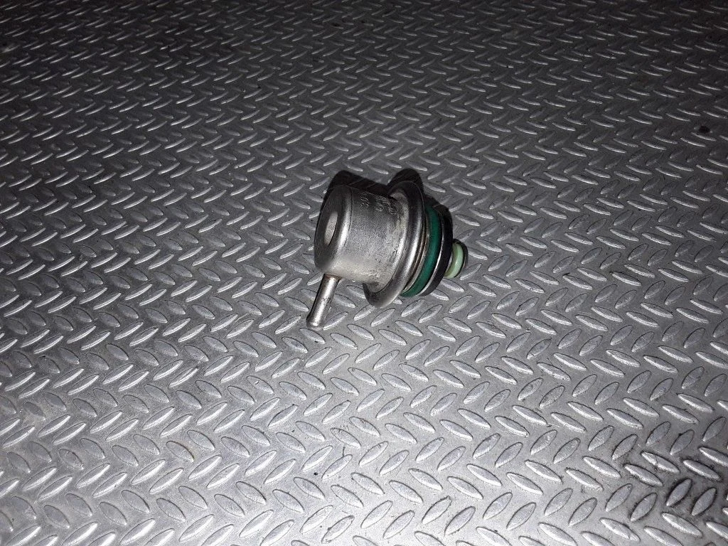 Fuel pressure regulator – Volkswagen Passat B4 (1994-1996)