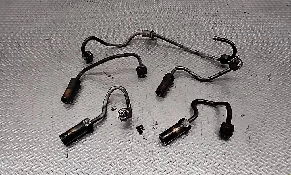 Fuel injector supply line/pipe – Nissan X-Trail T30 (2001-2007)