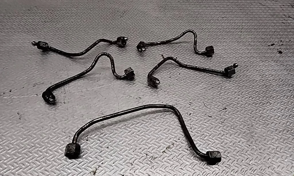Fuel injector supply line/pipe