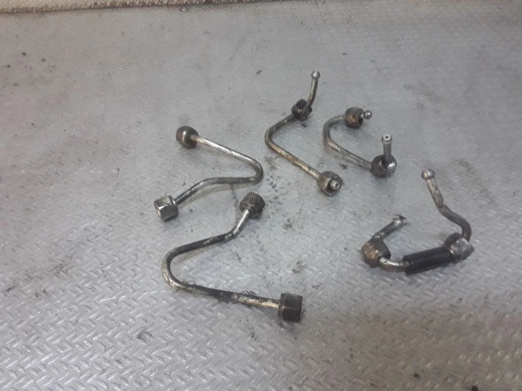 Degvielas padeves caurule (-es) uz sprauslām – Nissan Qashqai (2006-2010)