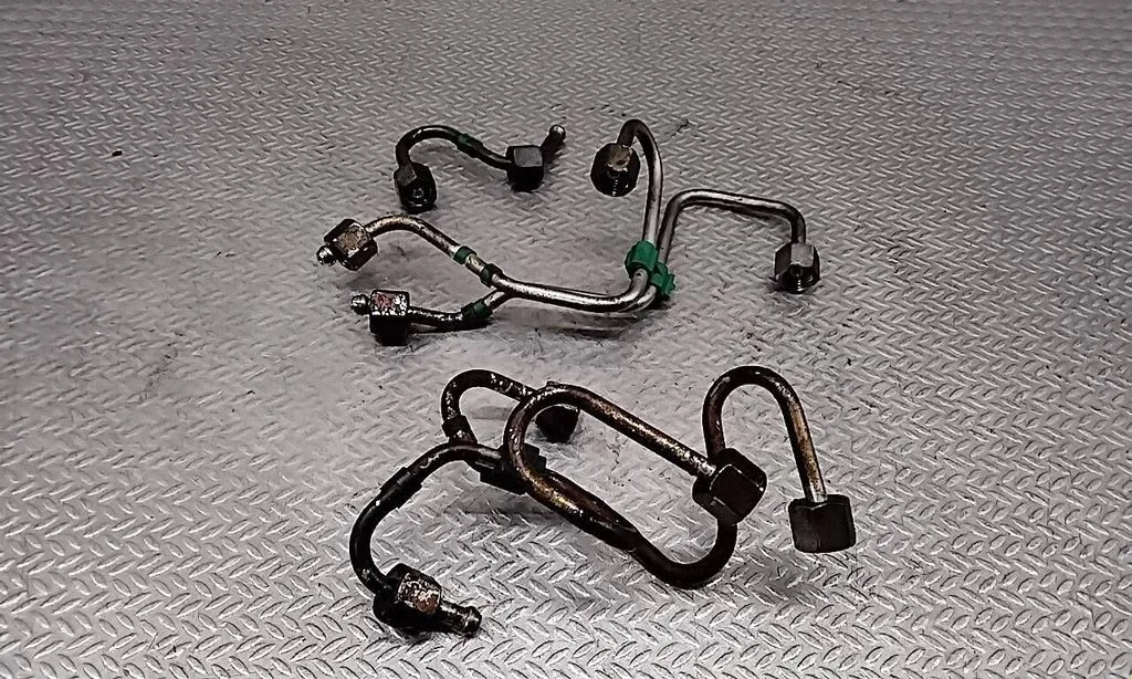 Fuel injector supply line/pipe