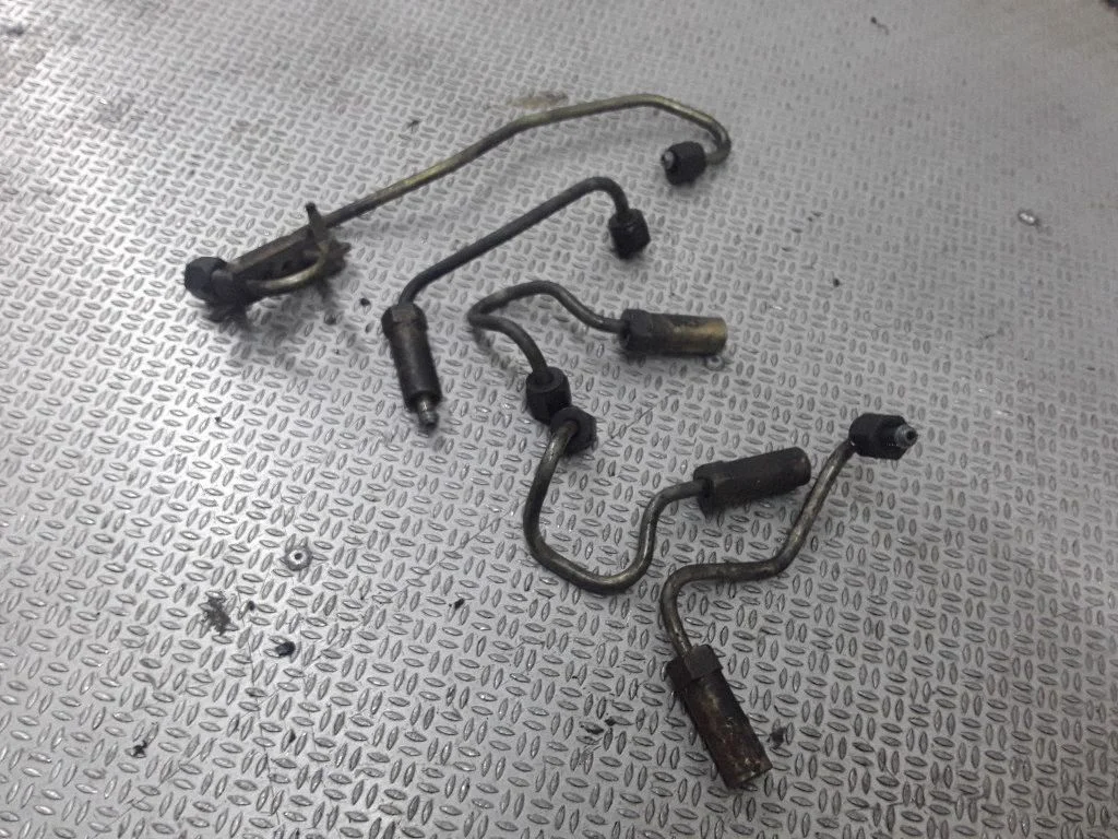 Fuel injector supply line/pipe – Nissan X-Trail T30 (2001-2007)