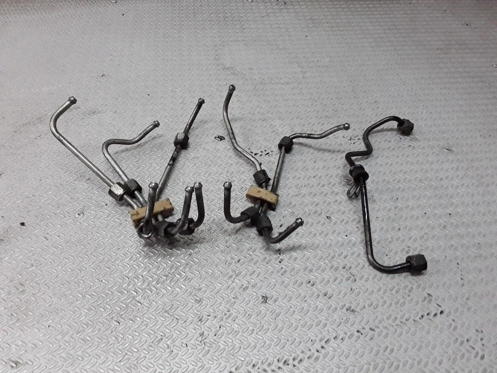 Fuel injector supply line/pipe – Volvo XC90 (2007-2014)