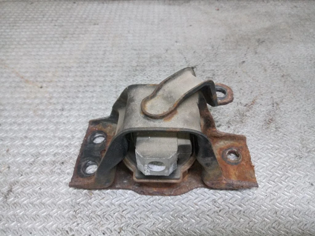 Engine mount bracket – Nissan Tiida C11 (2004-2011)