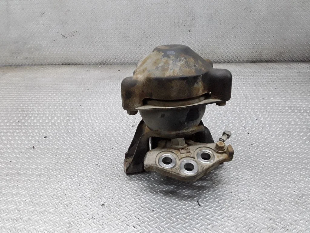 Engine mount bracket – Mitsubishi Grandis (2003-2011)