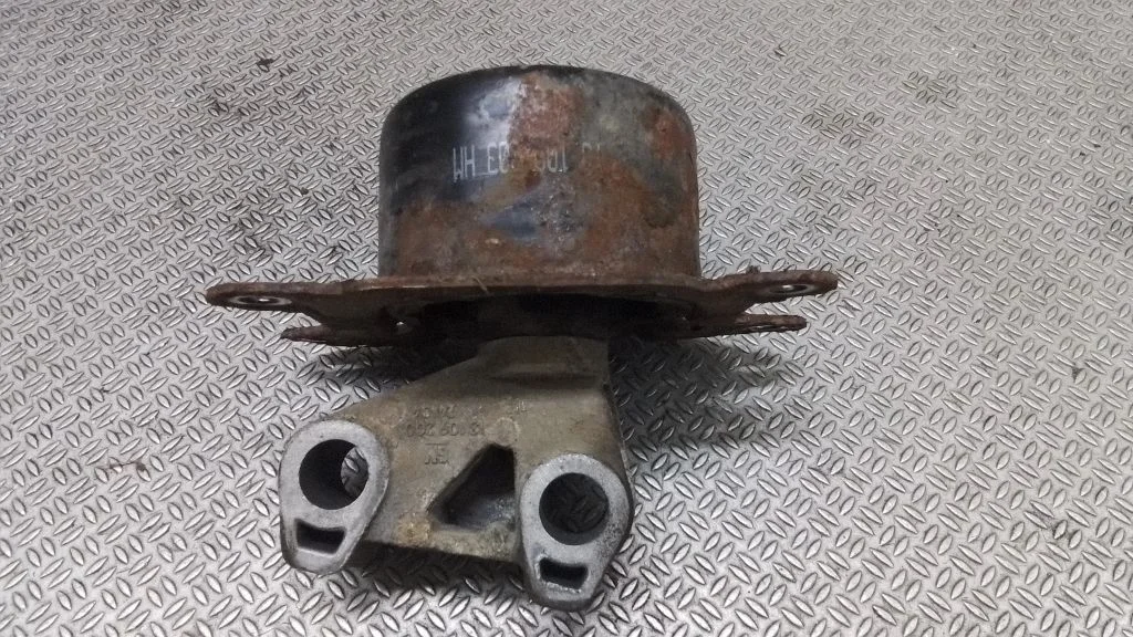 Engine mount bracket 13109200