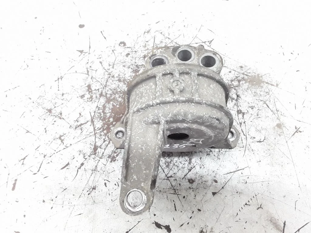 Engine mount bracket – Opel Astra H (2004-2012)