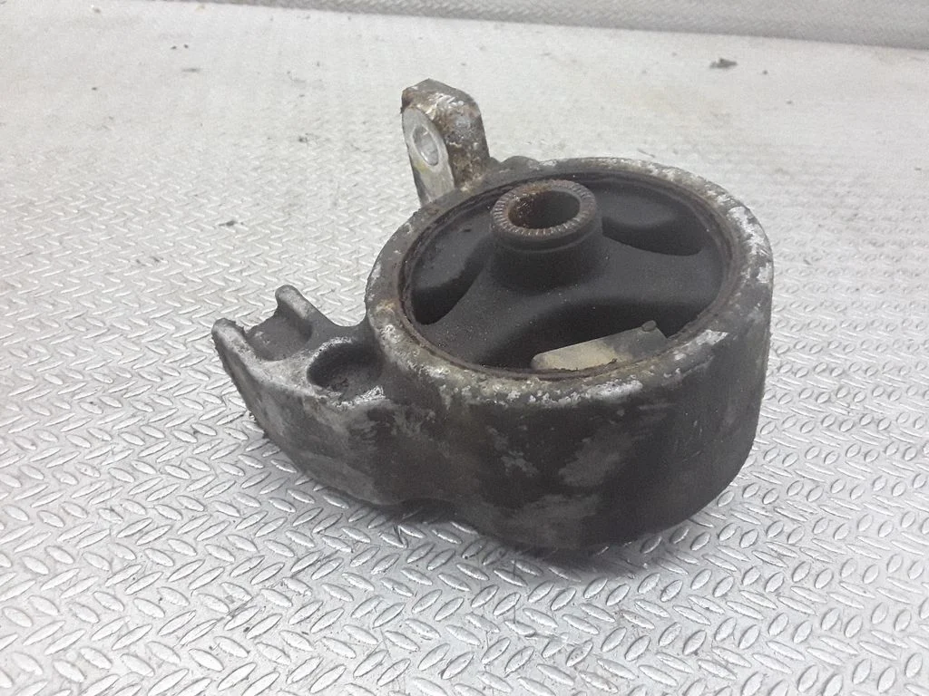 Engine mount bracket – KIA Rio (2001-2005)