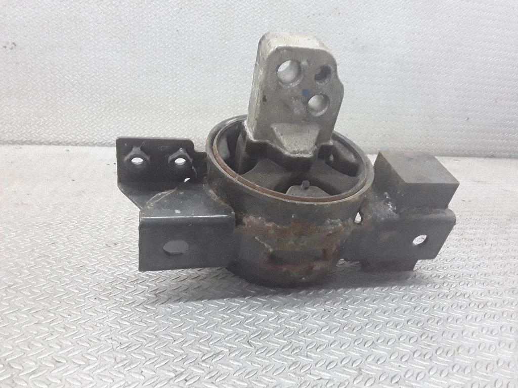 Engine mount bracket – KIA Rio (2001-2005)