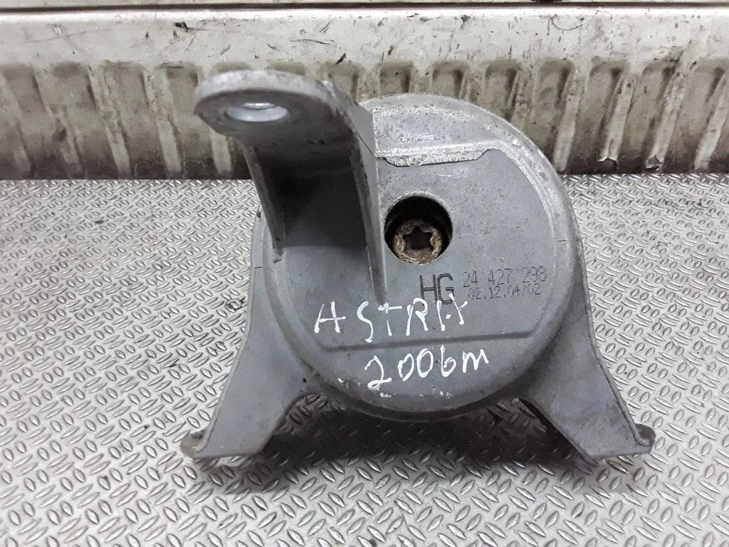 Engine mount bracket – Opel Astra H (2004-2012)